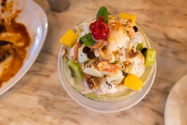 lezzetli taze meyve salatası fincan masada