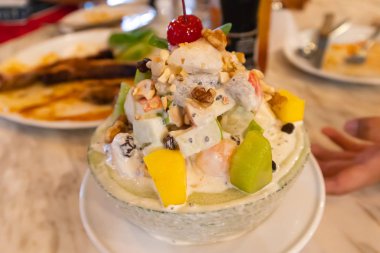 lezzetli taze meyve salatası fincan masada