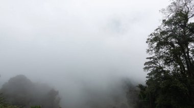 Güzel dağ manzaralıdır Kuzey Tayland güzel bir bulut