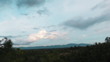 Güzel dağ manzaralıdır Kuzey Tayland güzel bir bulut