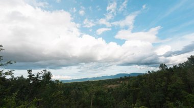 Güzel dağ manzaralıdır Kuzey Tayland güzel bir bulut