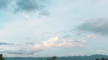 Güzel dağ manzaralıdır Kuzey Tayland güzel bir bulut