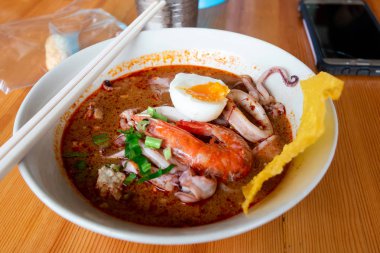 lezzetli sıcak ve ekşi çorbası (Tom Yum Goong)