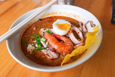 lezzetli sıcak ve ekşi çorbası (Tom Yum Goong)