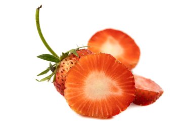 Beyaz arka planda yarı çilek meyvesi izole