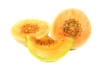 Beyaz arka planda yarım kavun meyvesi izole