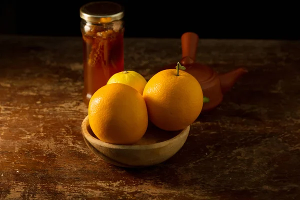 레몬과 테이블에 — 스톡 사진