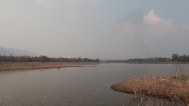 Dramatiska Stormiga Landskap Landsbygd Reservoar Och Vackra Moln Landskap Timelapse — Stockvideo