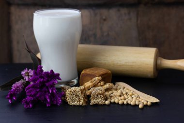 soya sütü ve Pamuk kumaşlar arka plan, ev yapımı fırın ve tatlı üzerinde kuru üzüm tohumu ile çikolata lı kek yığını