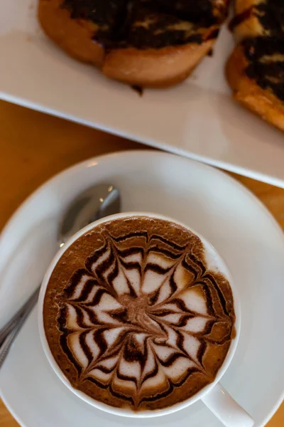Heißer Kaffee Einer Tasse Und Brot Mit Schokolade — Stockfoto