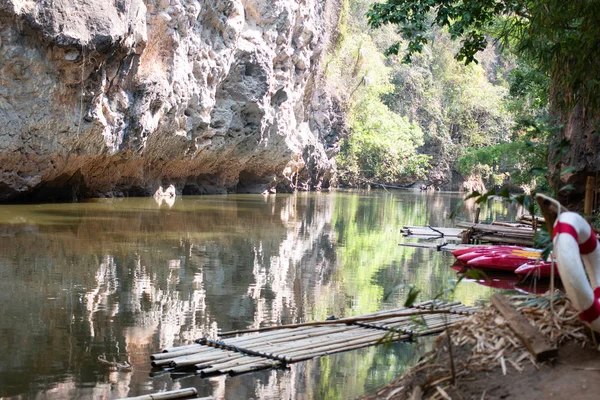 Toeristen Zijn Paddle Kajak Boot Boot Gemaakt Van Bamboe Rivier — Stockfoto