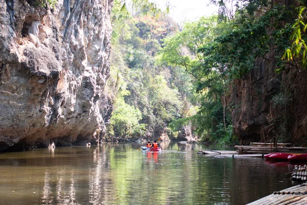 Toeristen Zijn Paddle Kajak Boot Boot Gemaakt Van Bamboe Rivier — Stockfoto