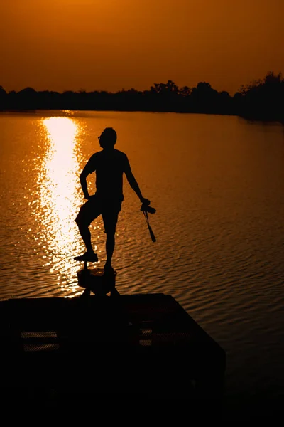 Les Hommes Sont Bord Réservoir View Reservoir Dans Soirée Coucher — Photo