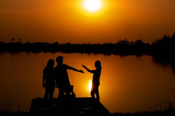 Amor Tres Personas Embalse View Reservoir Por Noche Puesta Del — Foto de Stock