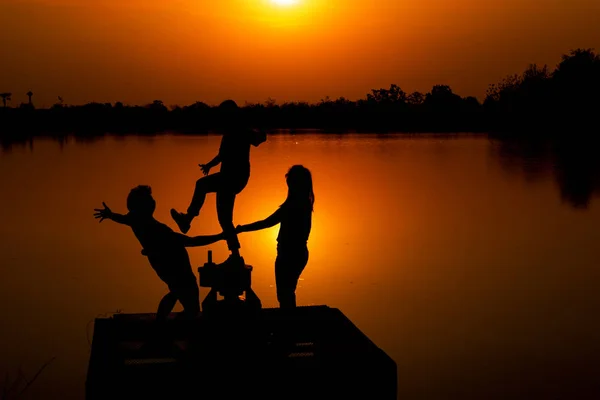 Amor Tres Personas Embalse View Reservoir Por Noche Puesta Del — Foto de Stock