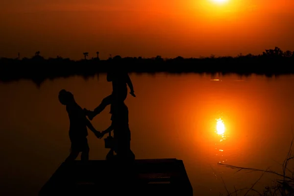 Amour Trois Personnes Réservoir Vue Réservoir Soir Coucher Soleil — Photo