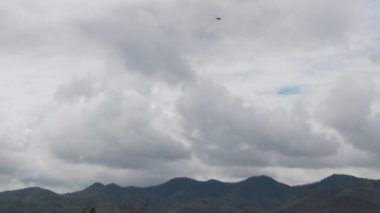 Dramatik fırtına sahne kırsal güzel bulutlar güneş ışınları ve güzel manzara ile günbatımı 