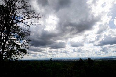 fırtına gelmeden önce güzel bulutlar ve Dağ