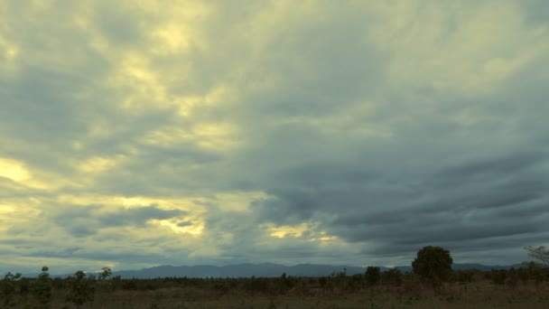 劇的な嵐と雲が山の景色 風景を移動しています — ストック動画