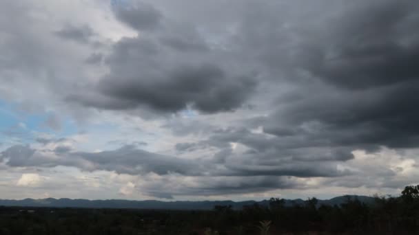 戏剧性的风暴和云移动山景 — 图库视频影像