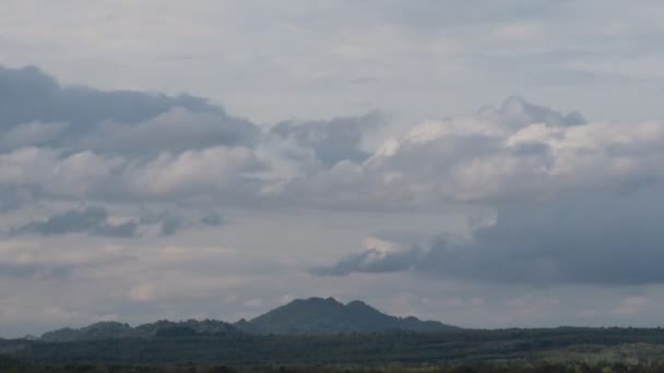 Dramatická Bouře Mrak Hýbe Výhledem Hory Šířku — Stock video