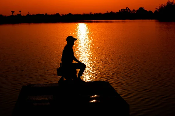 Люди Водохранилищем Видом Водохранилище Вечером Закате — стоковое фото