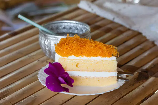 Delicioso Pastel Espolvoreado Con Dulces Con Flores Guisante — Foto de Stock