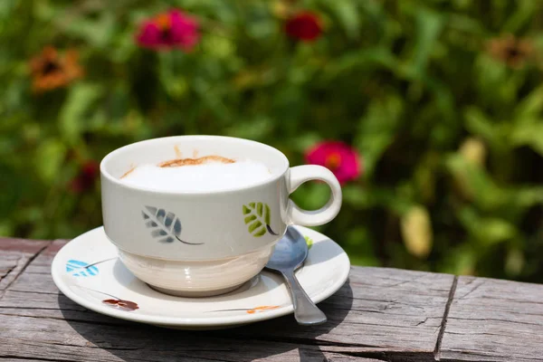 Heißer Kaffee Glas Auf Dem Holz Blumengarten — Stockfoto