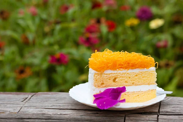 Leckeren Kuchen Mit Süßigkeiten Mit Erbsenblüten Bestreut — Stockfoto