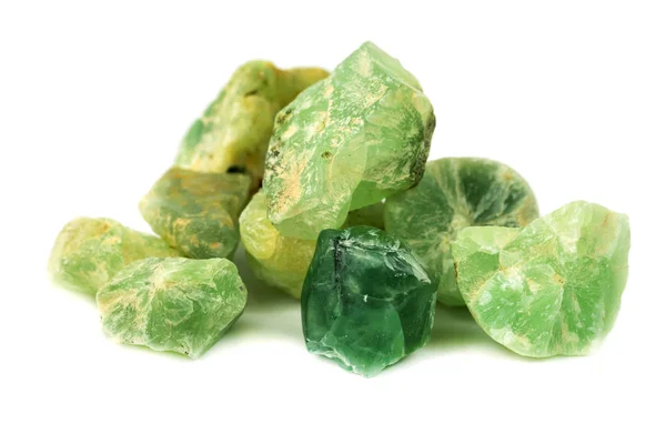 Beyaz arka plan üzerinde endüstriyel izole aksesuarlar için prehnite mineral