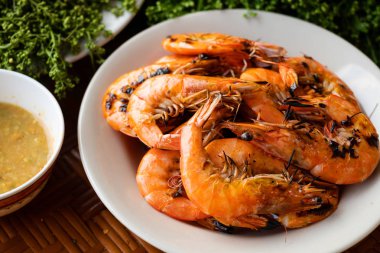 Temiz su üzerinde taze karides ızgara soba