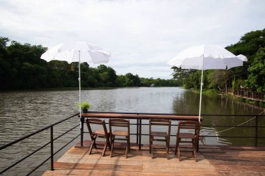 Nehirde salda yaşamak için masa ve sandalyeler