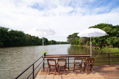 Nehirde salda yaşamak için masa ve sandalyeler