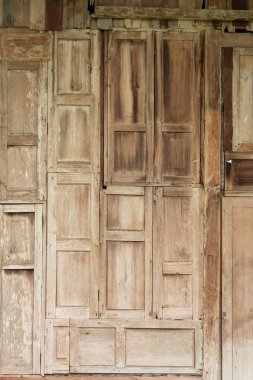 Ahşap arka plandan yapılmış eski bir ev duvarı.