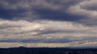 Dramatik fırtınalı ve bulut dağ görünümü, peyzaj zaman atlamalı, Vdo klibi hareket ediyor