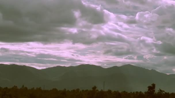 Δραματική Καταιγίδα Και Σύννεφο Κινείται Θέα Στο Βουνό Τοπίο Χρόνο — Αρχείο Βίντεο