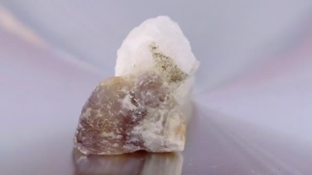 科学と地質のための蛍石石鉱物結晶サンプル — ストック動画
