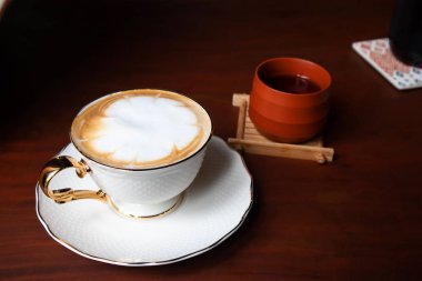 taze kahve Ahşap masa üzerinde seramik bir fincan