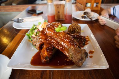 ızgara domuz rip beyaz susam serpin