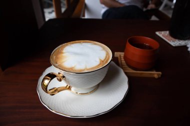 taze kahve Ahşap masa üzerinde seramik bir fincan