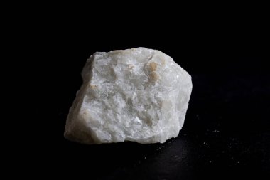 sanayi için taş siyah arka plan izole