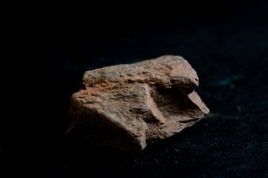 sanayi için taş siyah arka plan izole