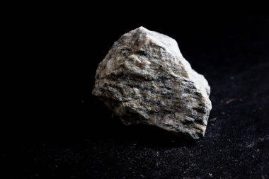 sanayi için taş siyah arka plan izole