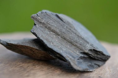 Sanayi yeşil arka plan üzerinde izole için Kayrak Rock