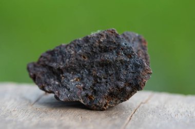 Hematit Rock sanayi yeşil arka plan üzerinde izole için