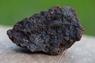 Hematit Rock sanayi yeşil arka plan üzerinde izole için