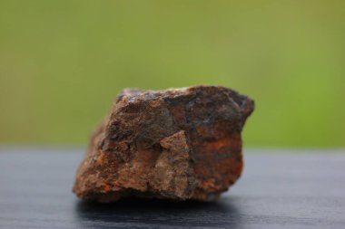 Sanayi için Demir Kaya mineralleri yeşil arka plan üzerinde izole