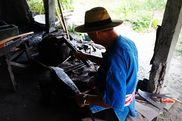 Profesional Herrero Trabajo Golpeado Hierro Por Metal Caliente Con Fuego — Foto de Stock