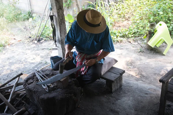 Profesional Herrero Trabajo Golpeado Hierro Por Metal Caliente Con Fuego — Foto de Stock