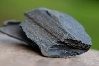 sanayi yeşil arka plan üzerinde izole için Slate Rock mineralleri